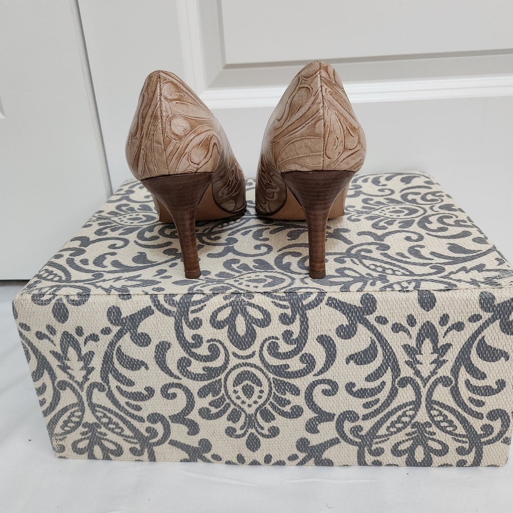 Vintage Isaac Mizrahi Tan Women's Pumps - Picture 3 of 7